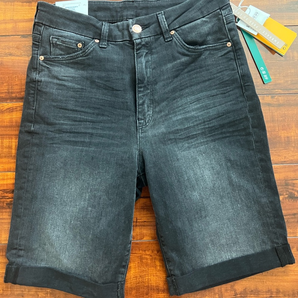 BERMUDA SHORTS
HIGH WAIST
BERMUDA
